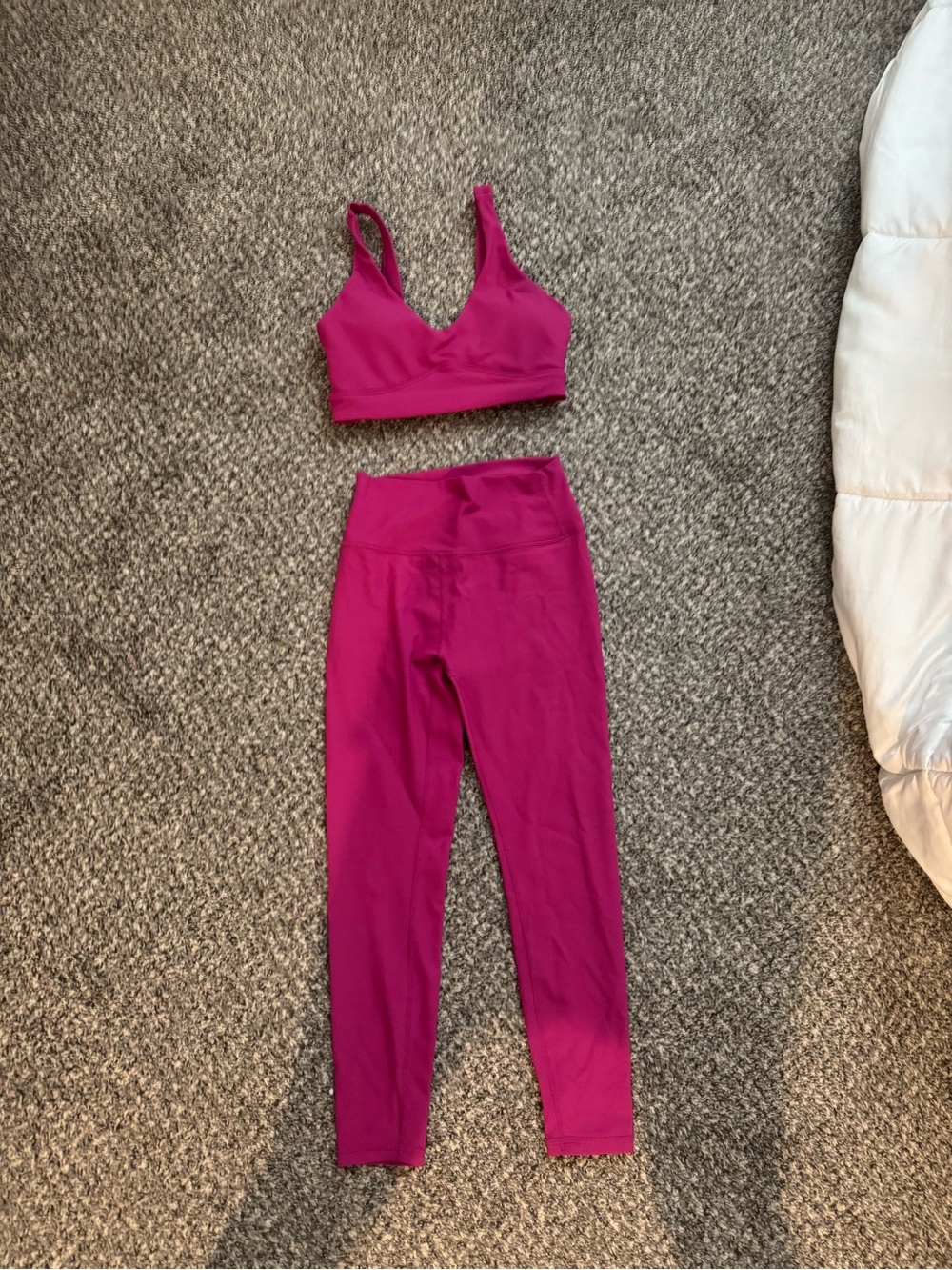 WILO Size Medium Women’s High-Waist Leggings and V-Neck Sports Bra Set - Magenta
